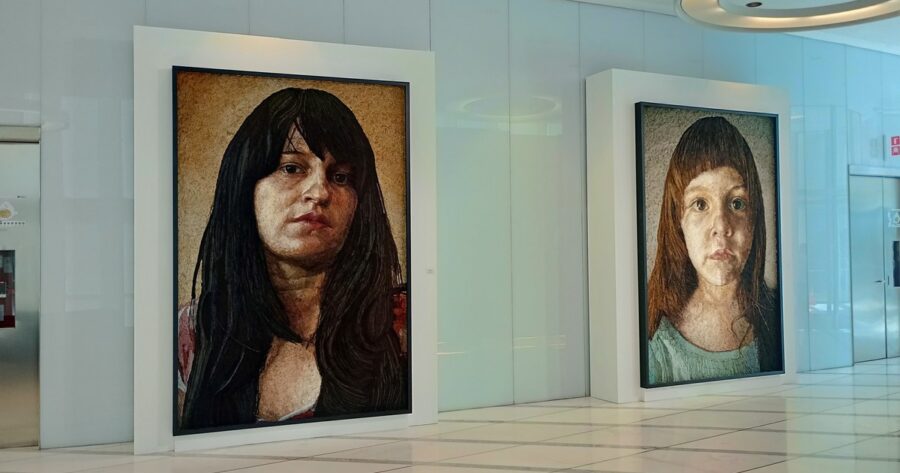 Mondongo reunió sus retratos para una nueva exhibición en la Torre Macro