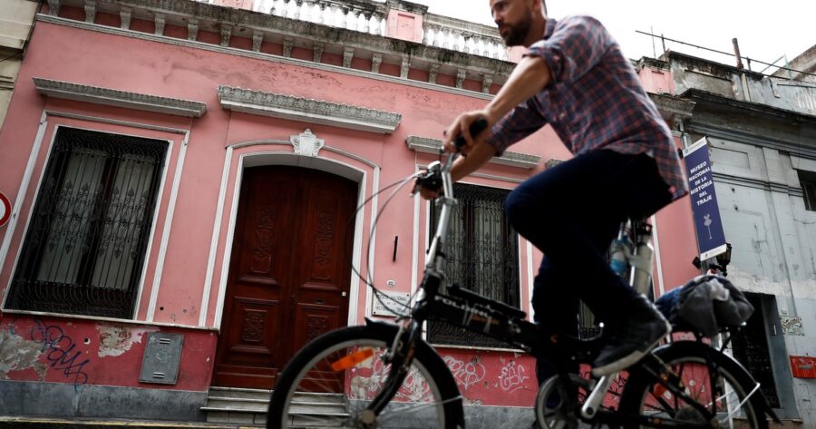 Instituciones y especialistas reclaman que el Gobierno no cierre el Museo del Traje