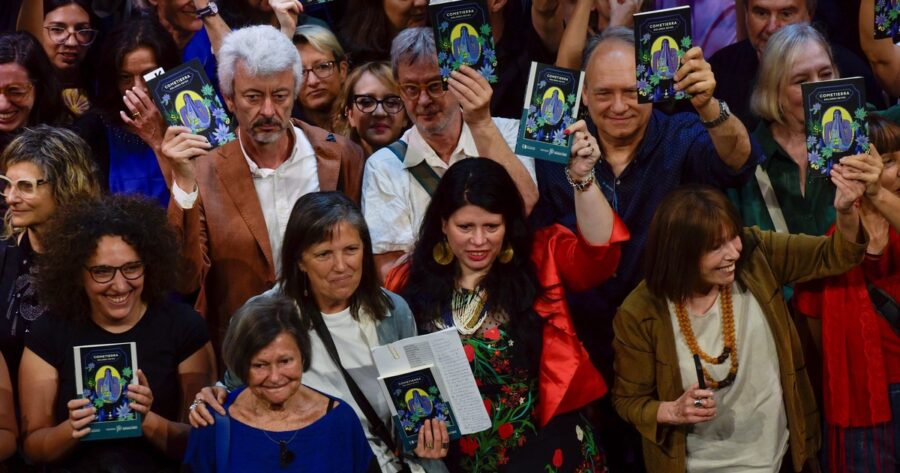“Libros, fuera de todo oscurantismo”: a sala llena, cien lectores para las novelas atacadas por los libertarios
