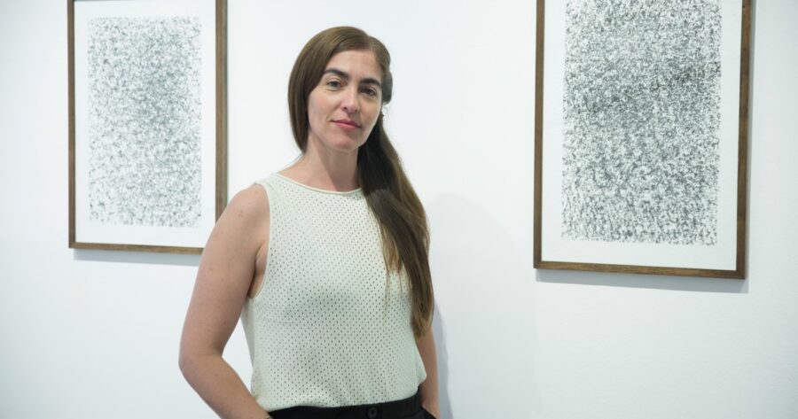 ‘Contornos biográficos’: Roxana Ramos reinterpreta oficios familiares y el paisaje andino en su arte