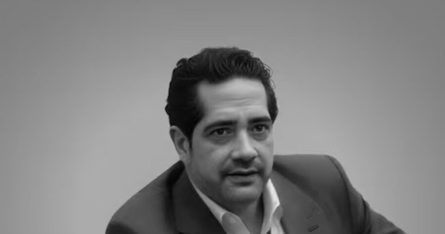 Petro pierde a su embajador en Tailandia: el escritor Daniel Mendoza renuncia por sus posteos en redes