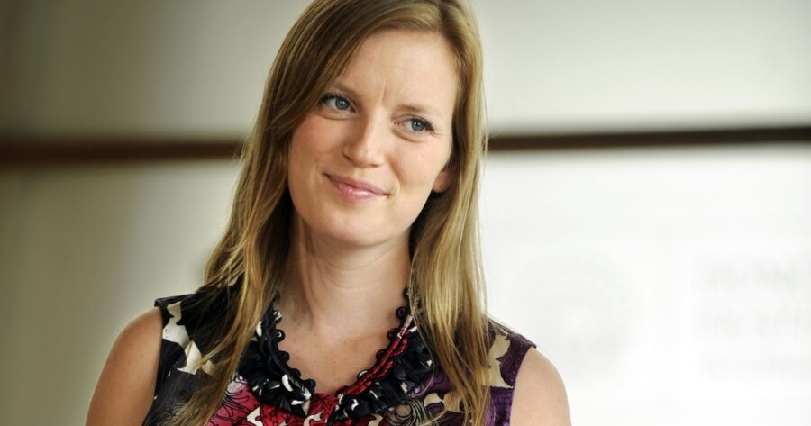 La cineasta Sarah Polley y su libro más personal en el que enfrenta sus recuerdos y el trauma