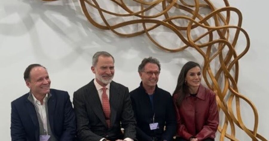 Comenzó ARCOmadrid y los reyes de España volvieron a elegir a un artista argentino en su visita a la feria