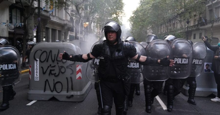 Escritores e intelectuales se sumaron al reclamo para que se respete la libertad de manifestación