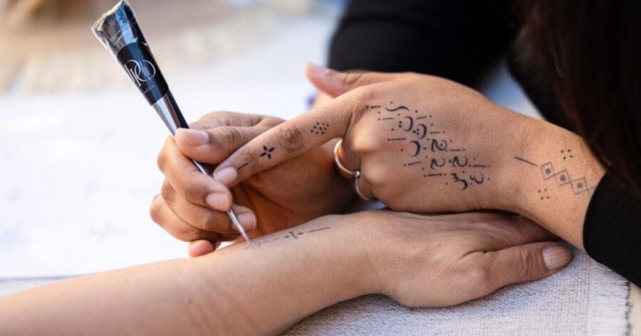 De la piel al museo: Marsella se rinde ante el arte del tatuaje y su poder identitario