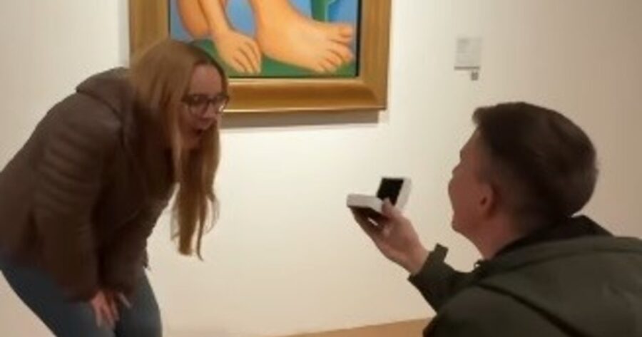 Ella se llama Tarsila y su novio le propuso matrimonio delante del cuadro “Abaporu” del Malba