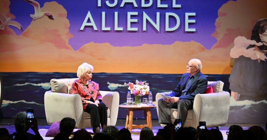 Isabel Allende en el Teatro Cervantes: “Con una familia como la mía no tengo que inventar nada”