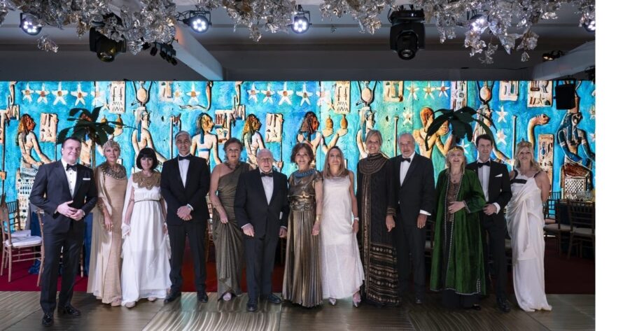 Amigos del Bellas Artes recaudan 170 mil dólares en una gala inspirada en el Antiguo Egipto. Roemmers prometió una gran donación para ampliar el Museo