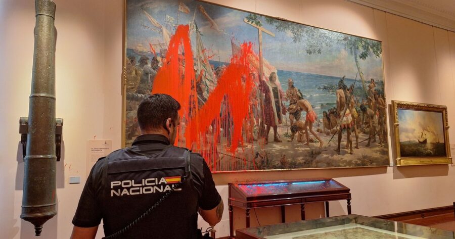 Un grupo de activistas arrojó pintura roja y dañó un cuadro de Cristóbal Colón en Madrid