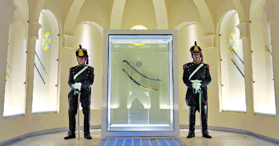 Insólito pedido: un intendente quiere usar el sable corvo de San Martín en una “teatralización”