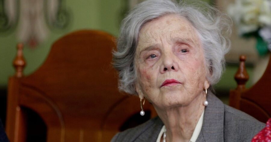 Otra víctima del sepulturero de los famosos: ahora dio por muerta a la escritora mexicana Elena Poniatowska