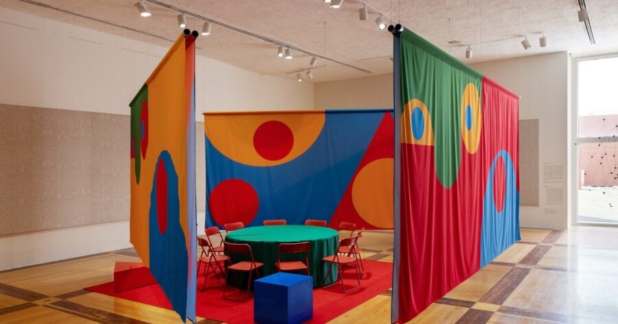 Ad Minoliti destaca y revitaliza la muestra por el 50° aniversario de la colección FEMSA en Monterrey