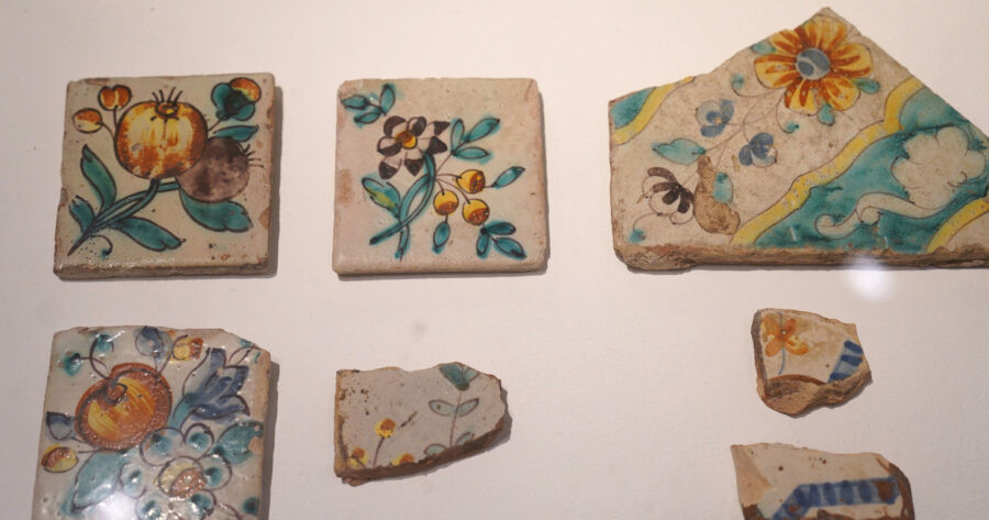 Del siglo XVIII a hoy: el Museo Larreta exhibe la historia de los azulejos en el Río de la Plata