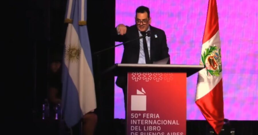 El secretario de Cultura fue escrachado en la Feria del Libro y se defendió a los gritos y con aplaudidores