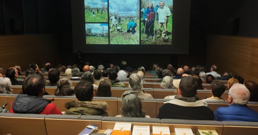 “Bosque de los libros”: un proyecto literario que transforma poemas en árboles