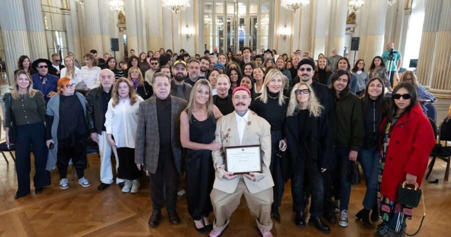 Emotivo homenaje a Adrián Appiolaza, el diseñador argentino que empezó en el taller de su abuela y hoy triunfa en la elite mundial de la moda sin olvidar sus raíces