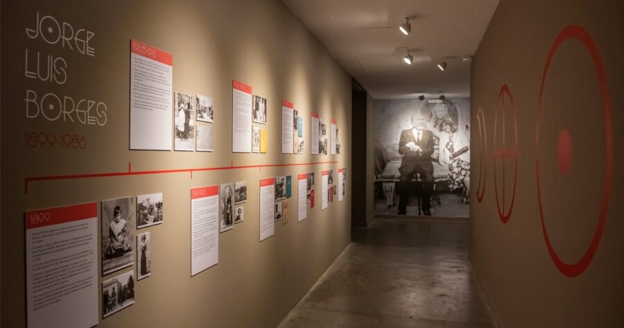 Borges vuelve al Recoleta: una muestra inmersiva con objetos originales, archivos y un holograma