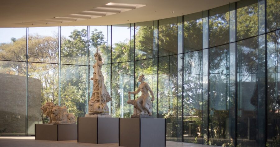 Luz y transparencia: el centro cultural proyectado por César Pelli en Jujuy ya exhibe la obra de Lola Mora